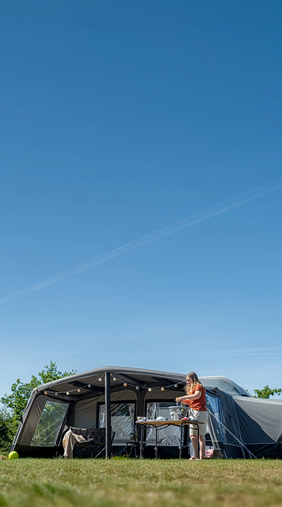 Amplio avance para camper con toldo en un camping