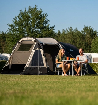 Camping en tienda con pareja sentada